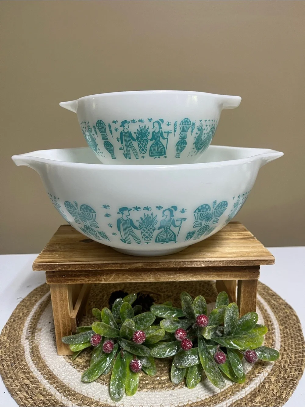 VTG Pyrex Amish Butterprint Cinderella mixing Bowls set of (2) good condition